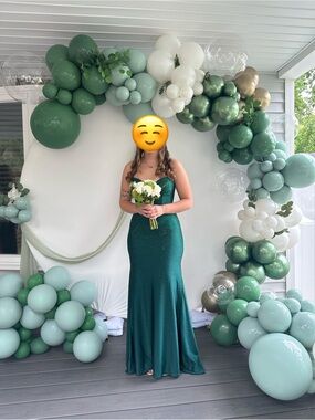 Velv Emerald Green prom dress size 6 only worn once